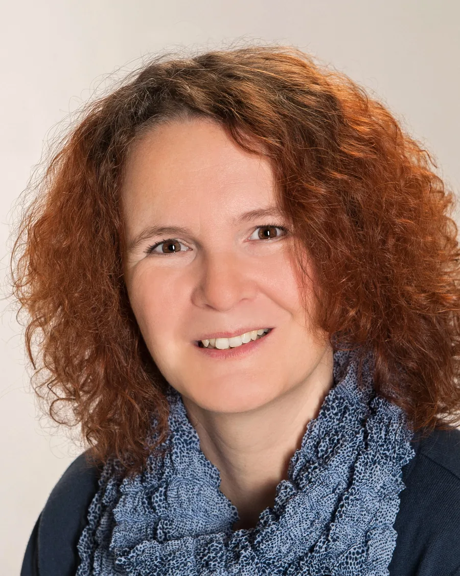 Julia Lorenz, Versicherungsberaterin