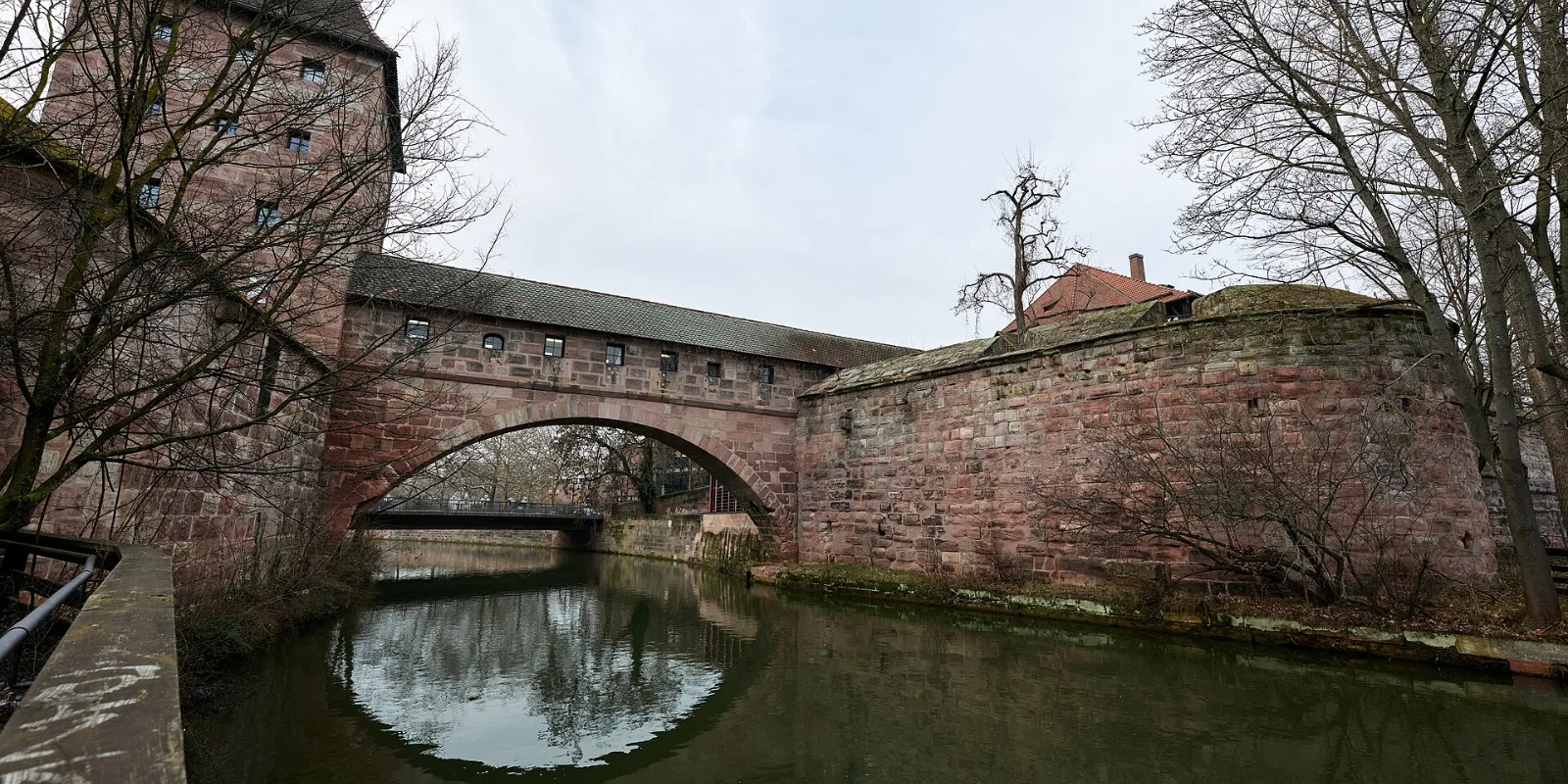 Die Pegnitz in Nürnberg mit der Marientormauer